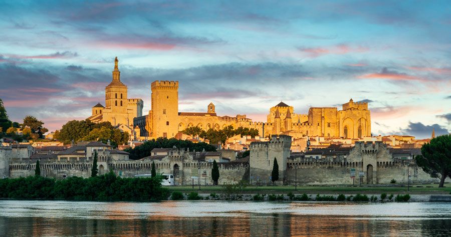 Palacio de los Papas de Avignon al atardecer.