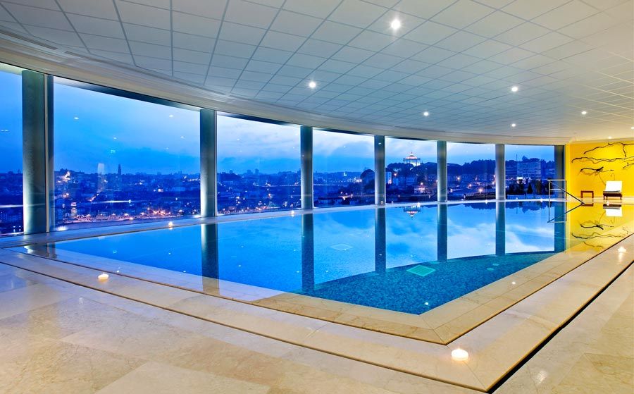 piscina interior con vistas a oporto del hotel the yeatman