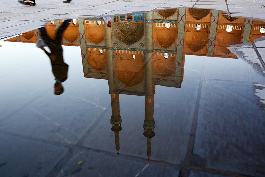 Reflejo en un charco del complejo Amir Chakhmaq, en Yazd