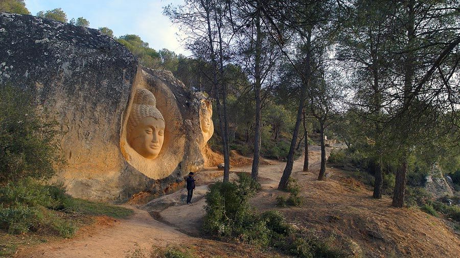 Una de las caras talladas en la roca en la Ruta de las Caras de Buendía