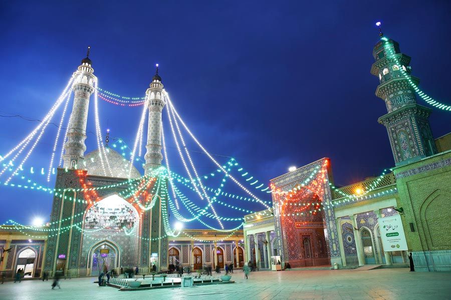 Imagen nocturna del Santuario de Hazrat-e Masumeh, en Qom. Esta es una visita que hacer en Irán.