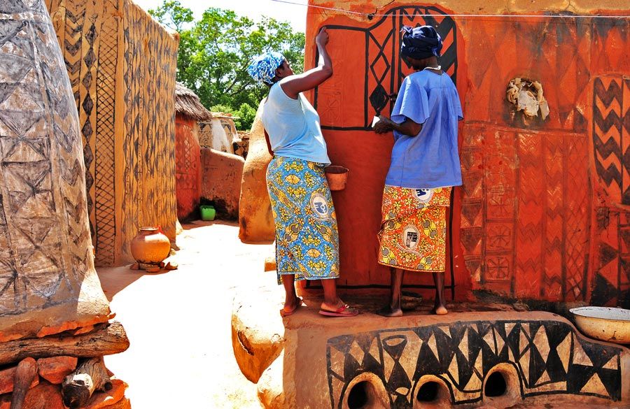 Mujeres pintando una casa en Tiebele