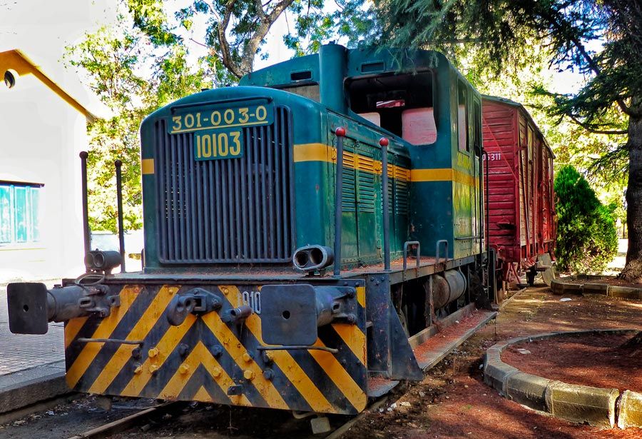 La estación del tren del Aceite en Cabra expone antiguas locomotoras