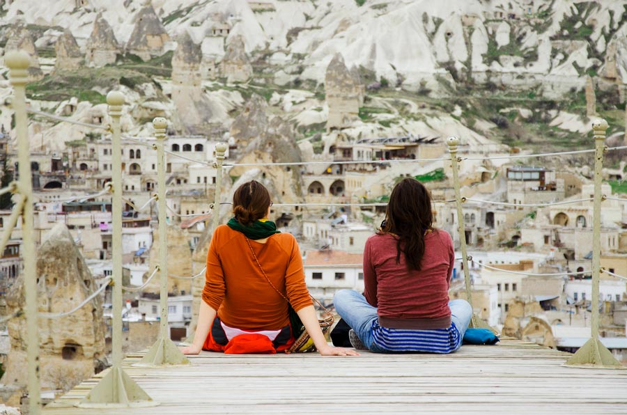 Dos mujeres observan las Chimeneas de las Hadas durante una excursión a Capadocia