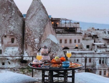 aperitivos y te en la terraza de un hotel en Capadocia