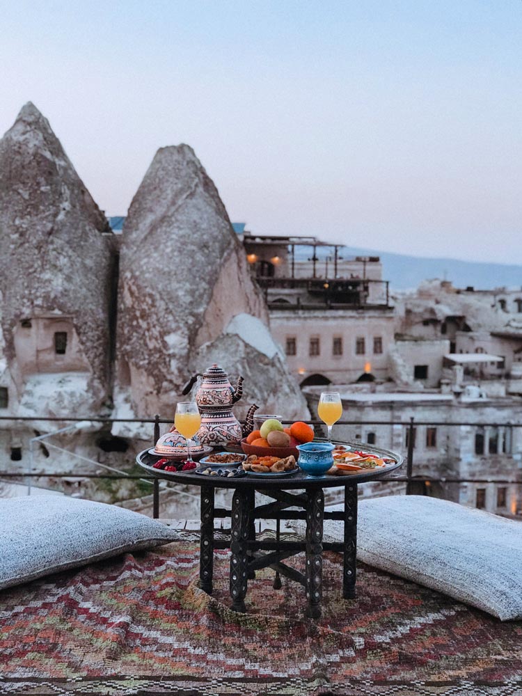 Aperitivos y te en la terraza de un hotel en Capadocia