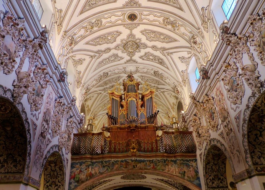 Órgano del siglo XVIII en la barroca iglesia de los Descalzos, en la ciudad de Écija 