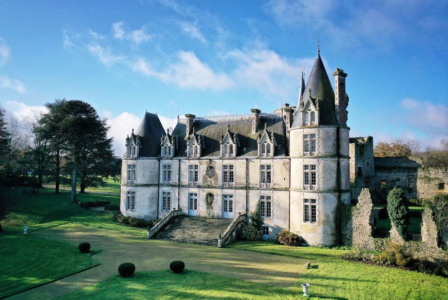 Fachada del castillo de Flocellière en el Loira. 