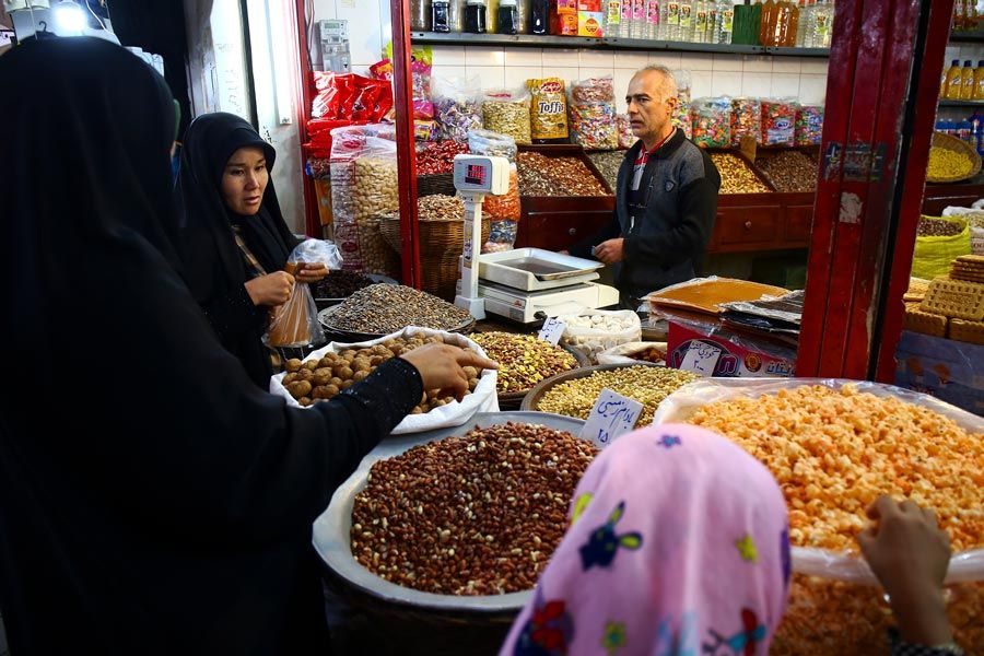 Mujeres comprando en el bazar de Kashan, el más antiguo de la ciudad
