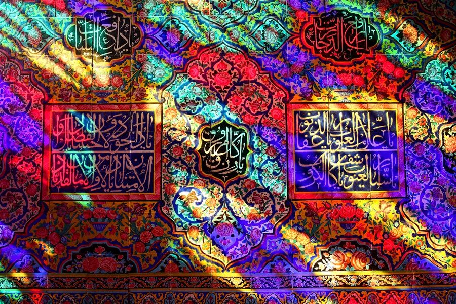 Reflejos de la luz que entra por las vidrieras de la Mezquita Nasir-ol-Molk