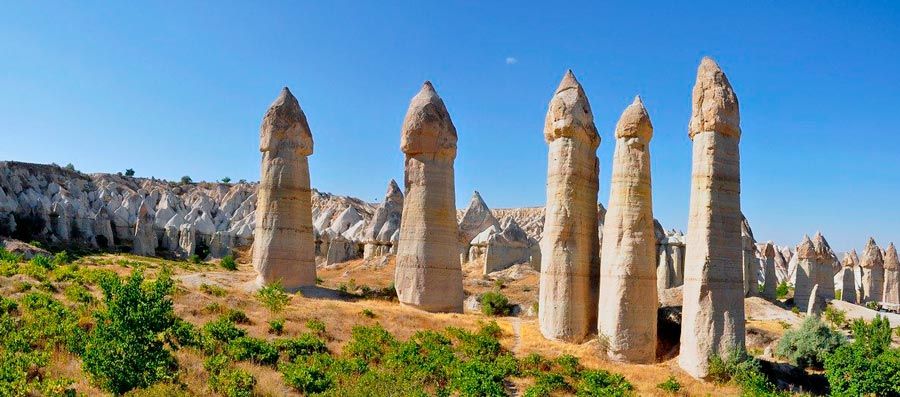 rocas con forma de falo en el valle del Amor, en Capadocia