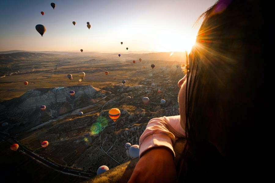 Una mujer observa el paisaje desde un globo aerostático en Capadocia