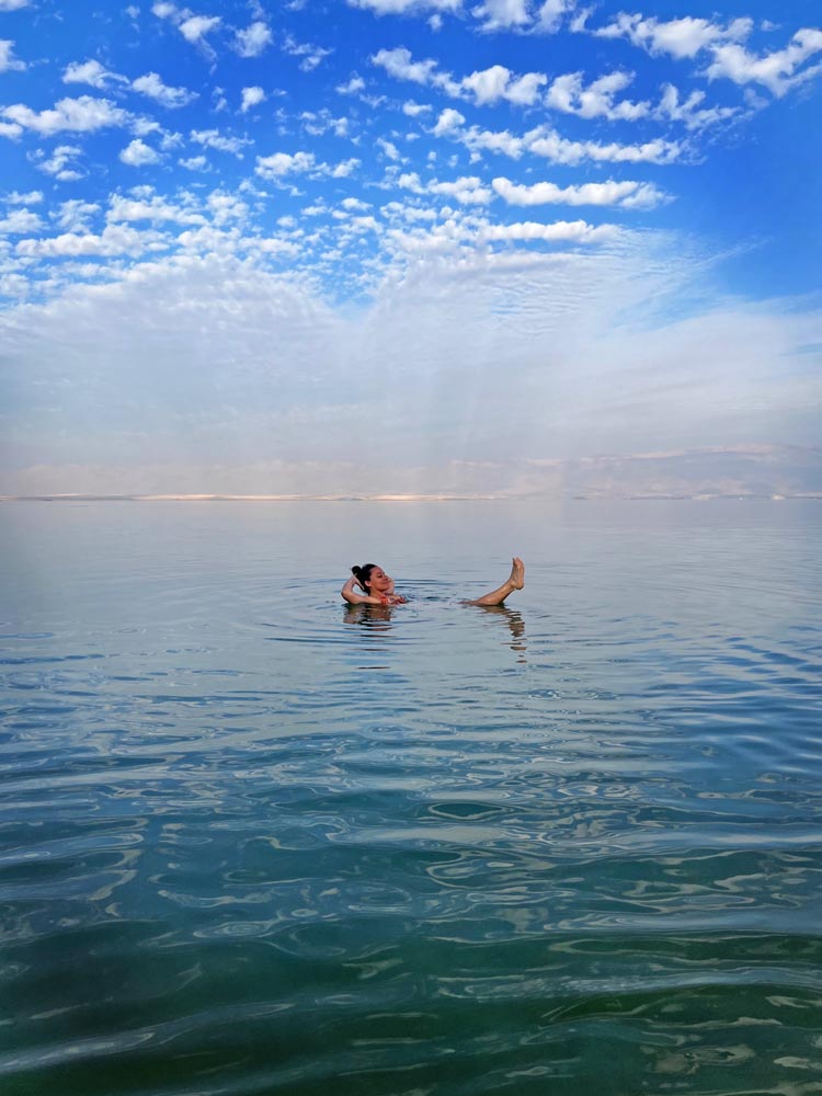 Mujer flotando en el Mar Muerto, en Israel.