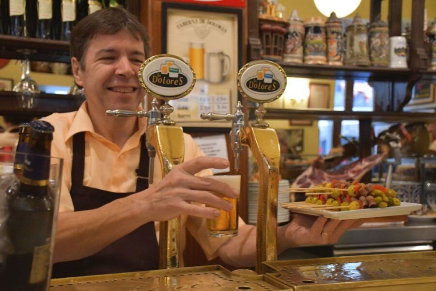 camarero en bar centenario de Madrid