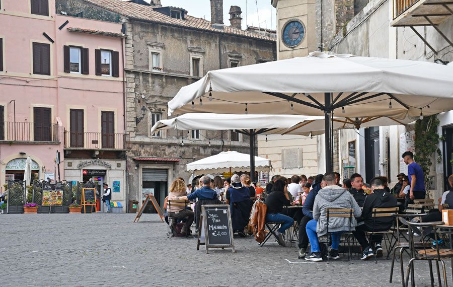 Gente comiendo en Piazza Palatina