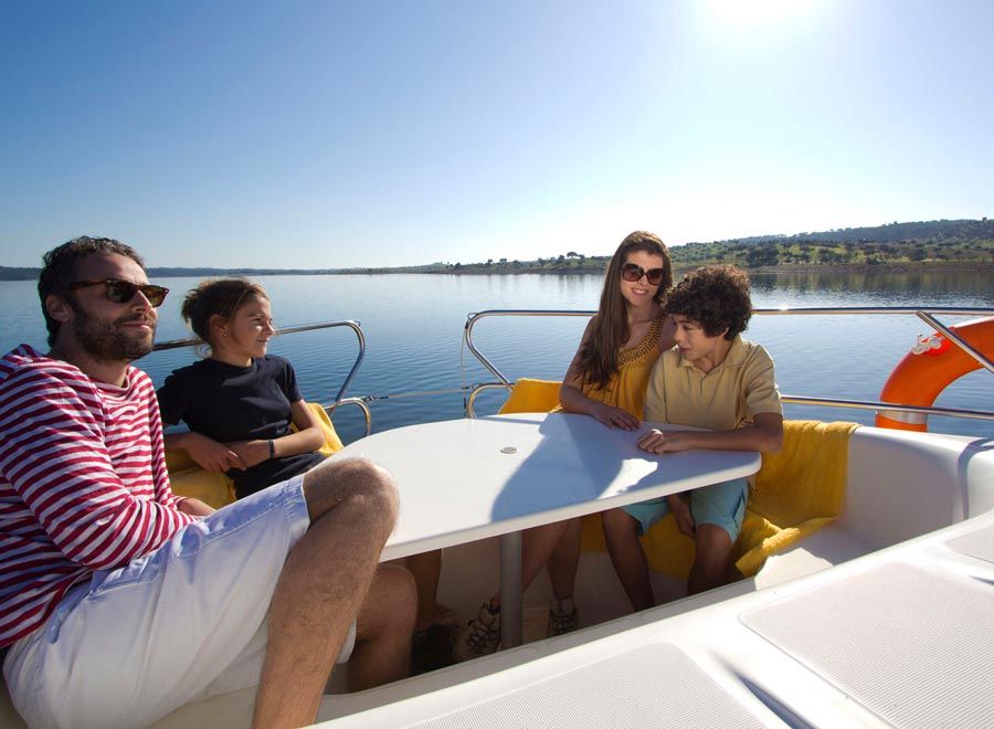 Una familia en un barco de Amieira Marina, en el Gran Lago de Alqueva