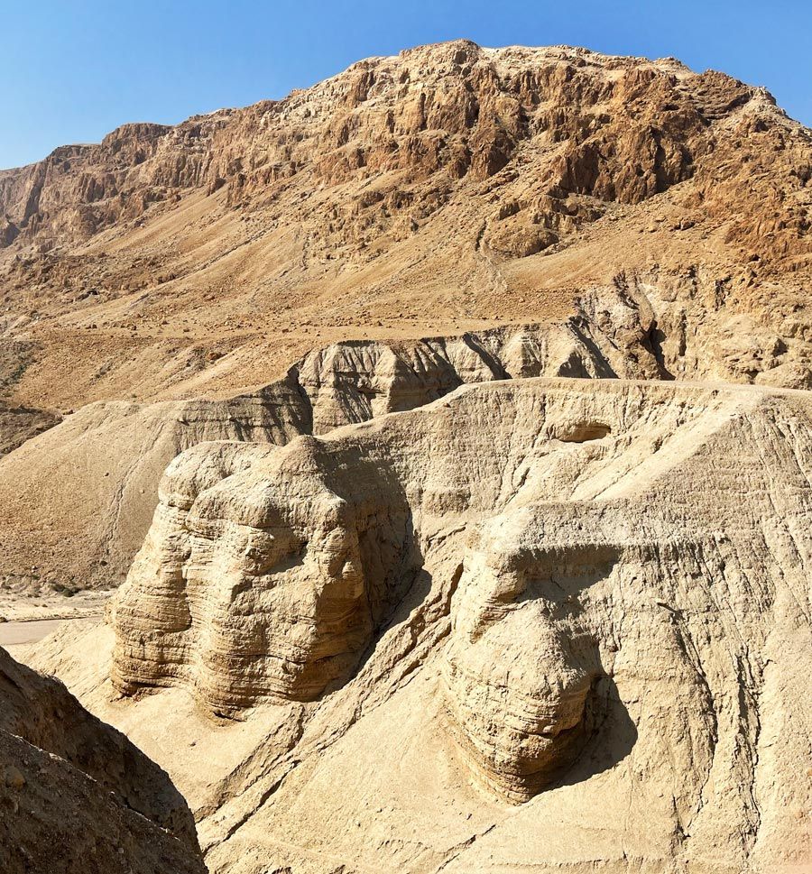 Poblado esencio y cuevas de Qumrán en el desierto de Judea