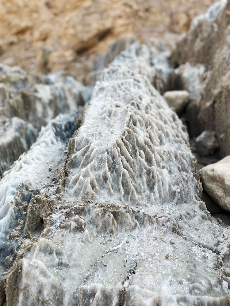 Aspecto de la sal rocosa vista desde cerca en el desierto de Judea