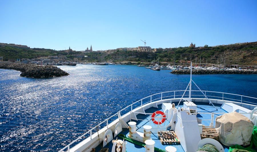 Llegada en ferry a Gozo desde Malta.