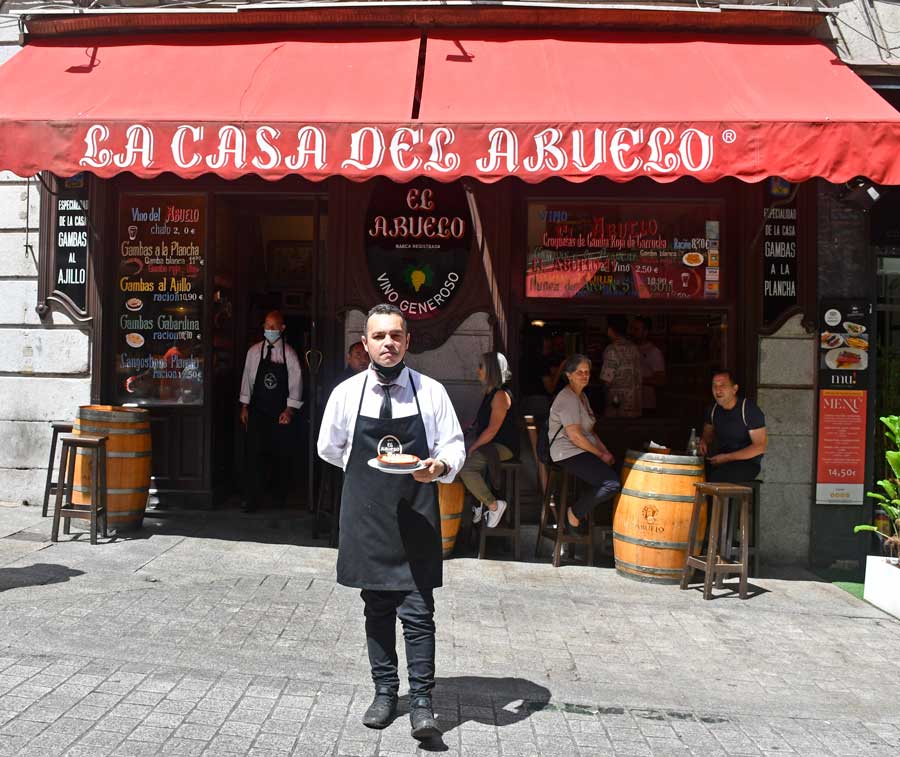 camarero en taberna típica de Madrid