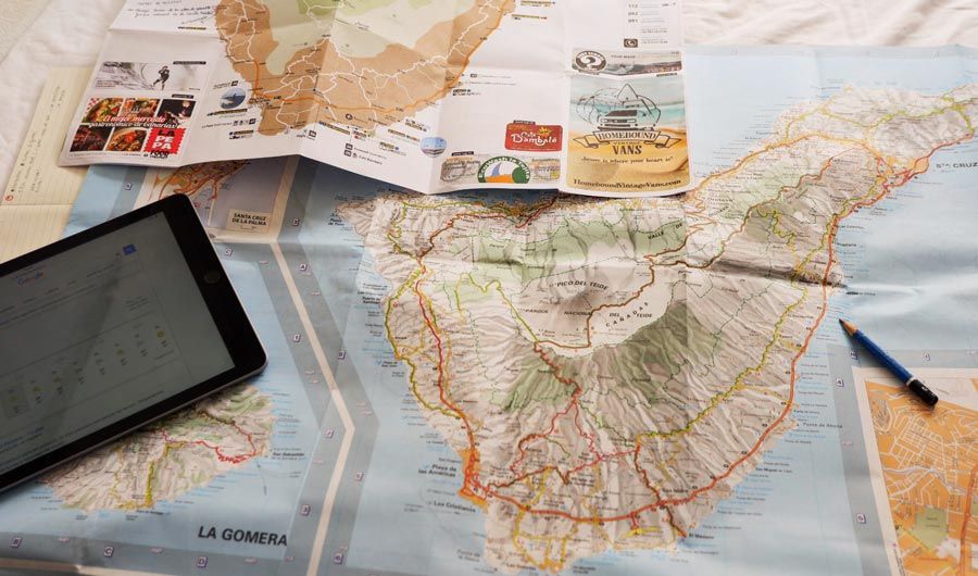 Mapas de Tenerife y tablet sobre una mesa