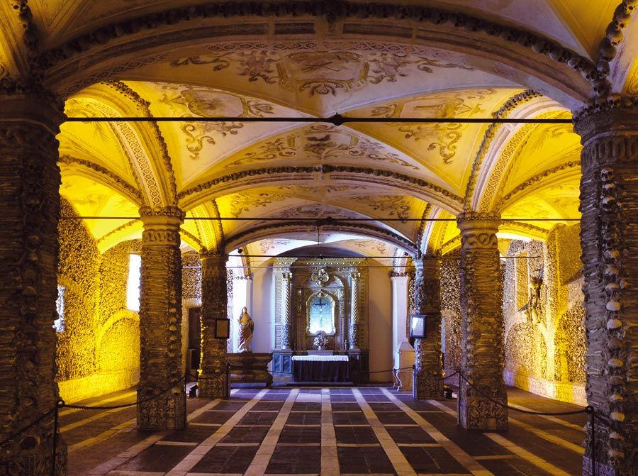 Interior del Osario de Évora, en el Alentejo.