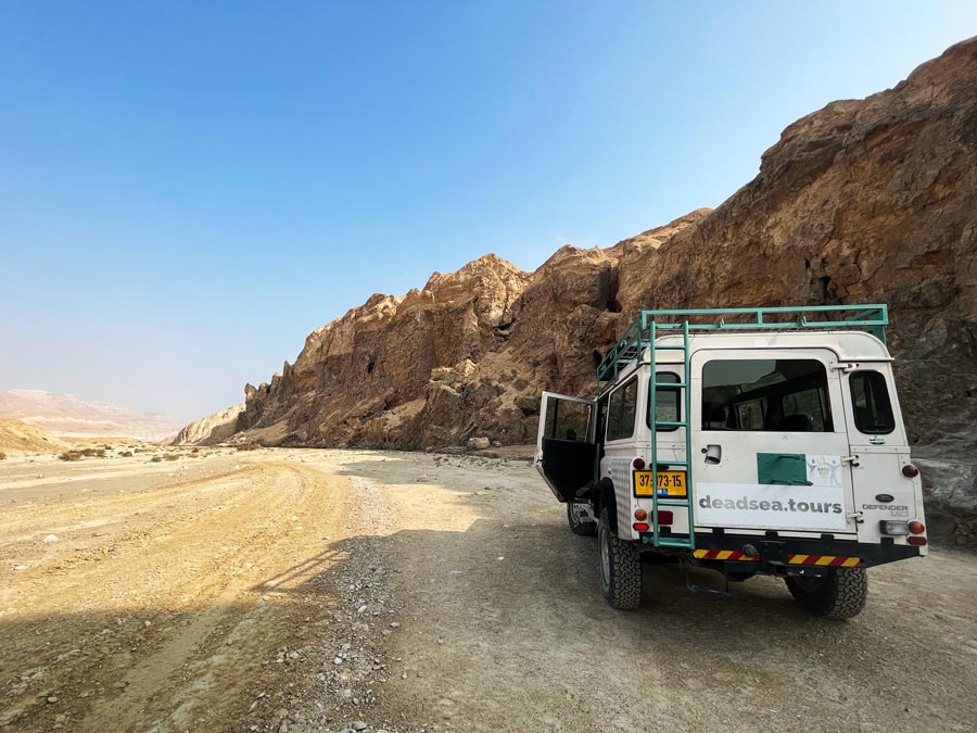 Jeep en el desierto de Judea