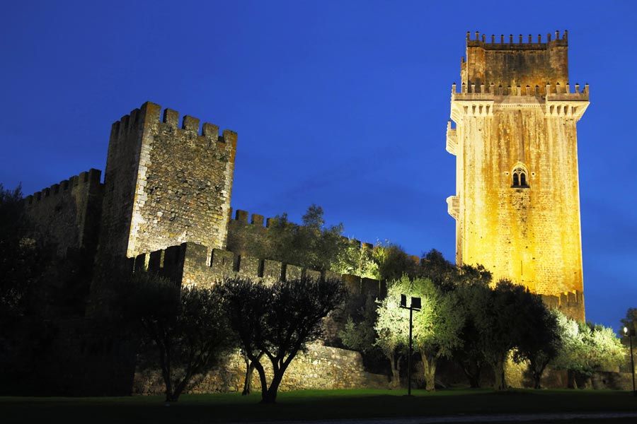 Foto nocturna del Castillo y torre de Beja.