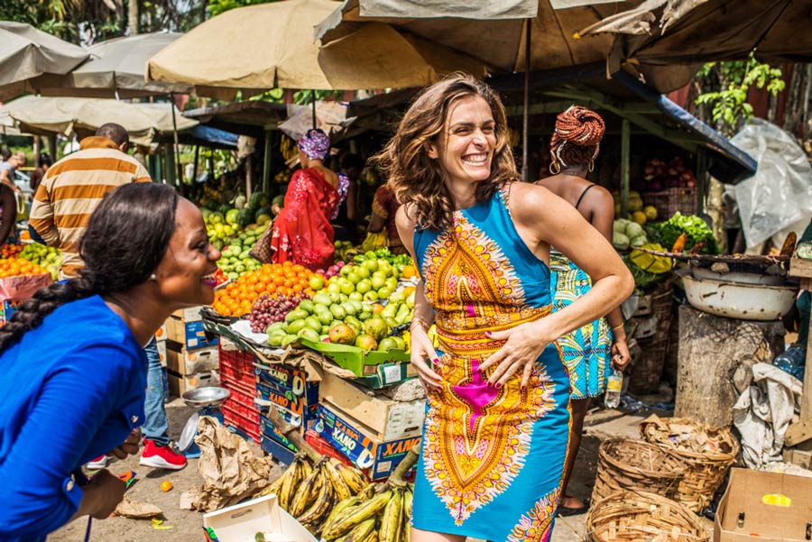 Belén Orive en un mercado de Bonapriso, en Camerún