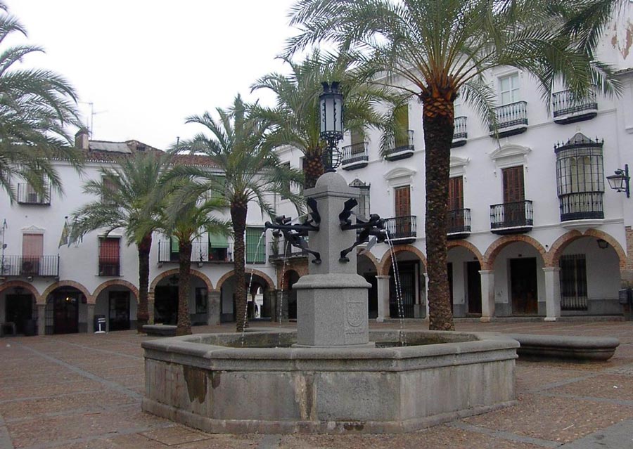 Plaza Grande de Zafra con una fuente en el centro y palmeras