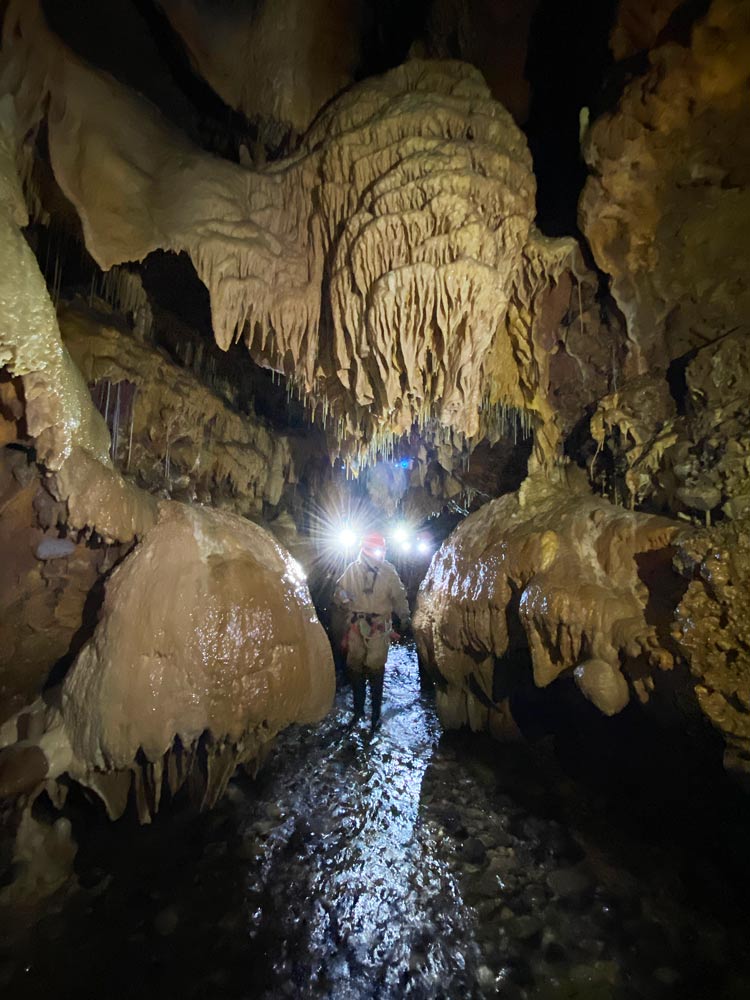 Visitantes en el interior de la cueva de Fuentemolinos