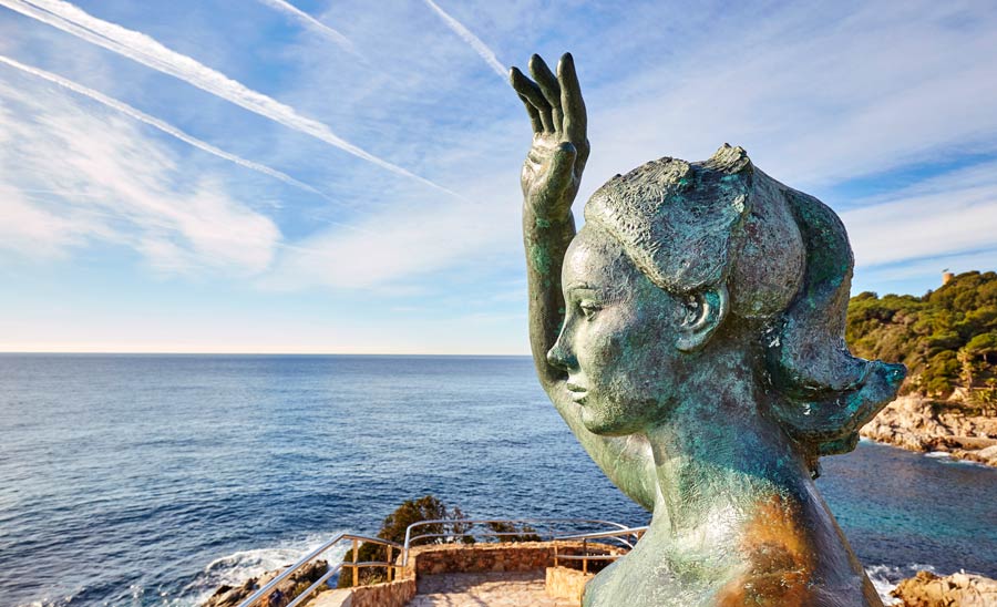 Escultura de la Dona Marinera, homenaje a las mujeres que esperaban el regreso de sus maridos pescadores.