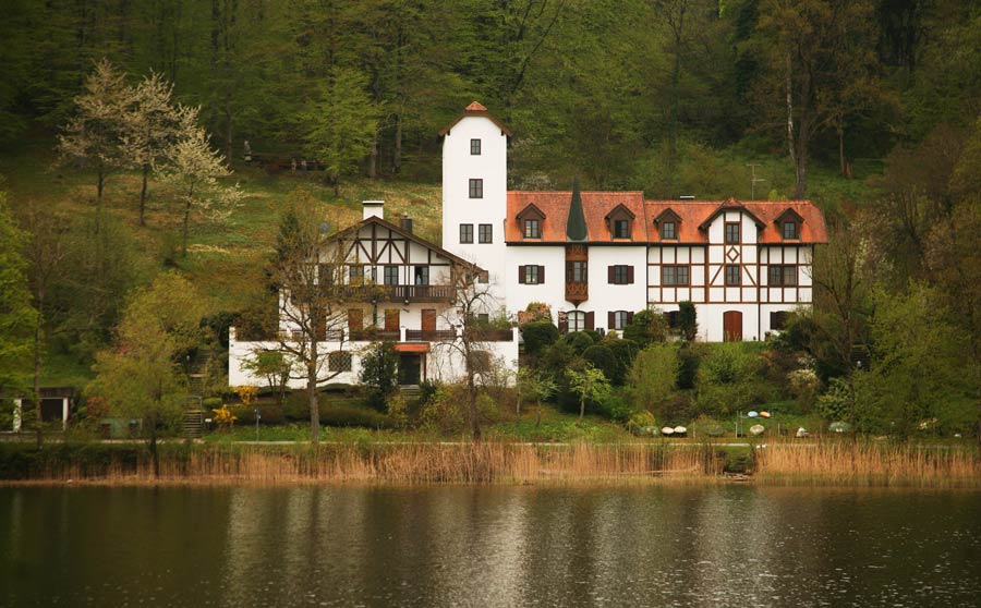 Bellas casonas bordean las orillas del lago Staffelsee de Murnau