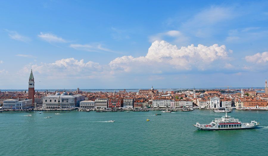 Laguna de Venecia con el palacio Ducal al fondo