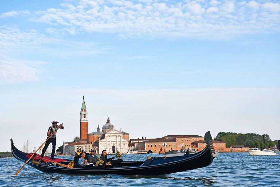 Laguna de Venecia con una góndola