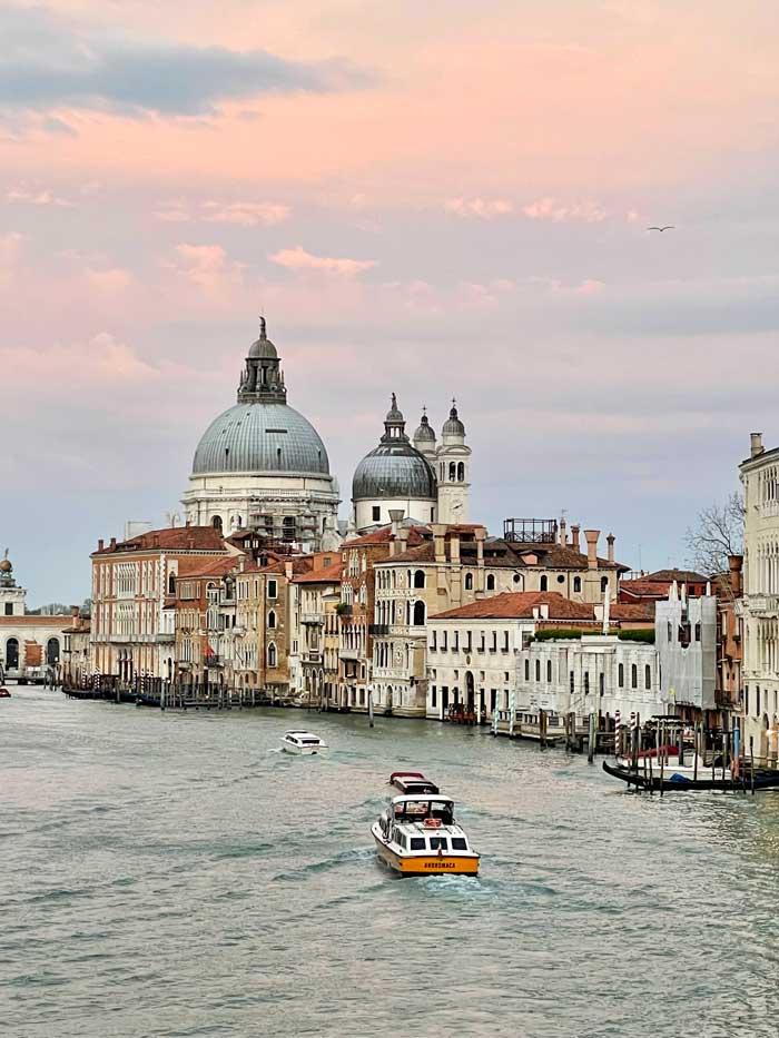 vaporetto en el Gran Canal de Venecia