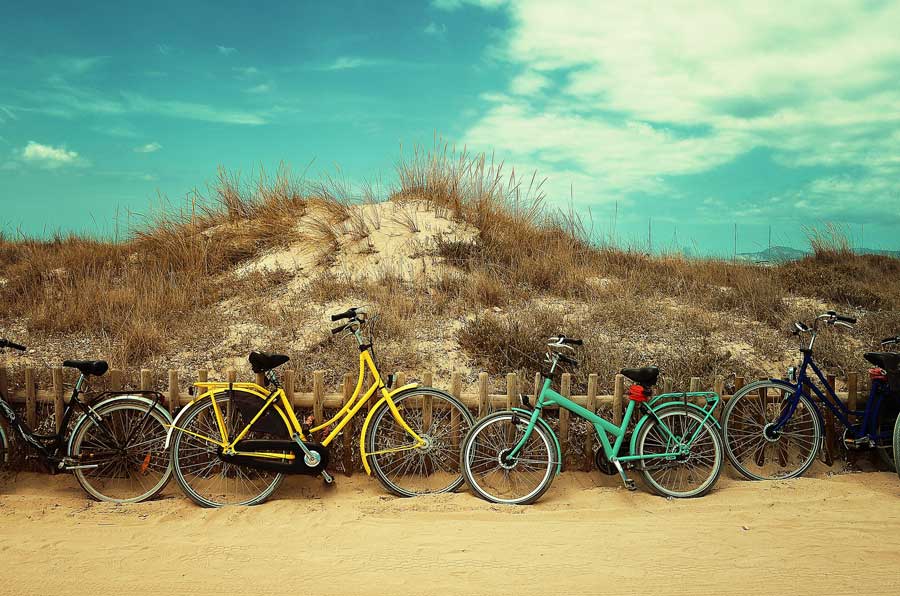 playa con bicicletas en Formentera