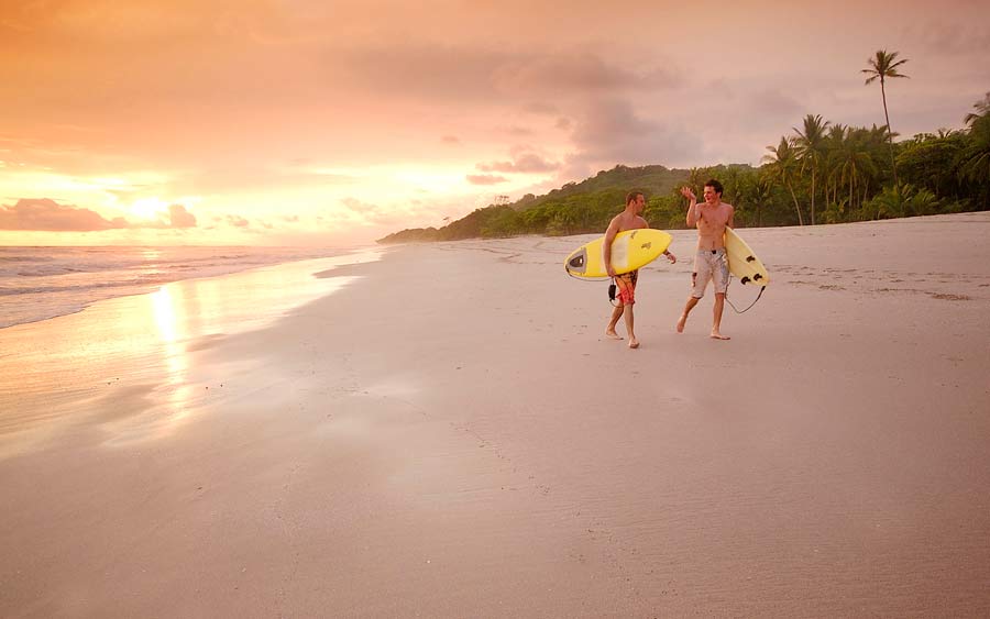 Dos surfistas en la playa de Santa Teresa, en la península de Nicoya, Costa Rica