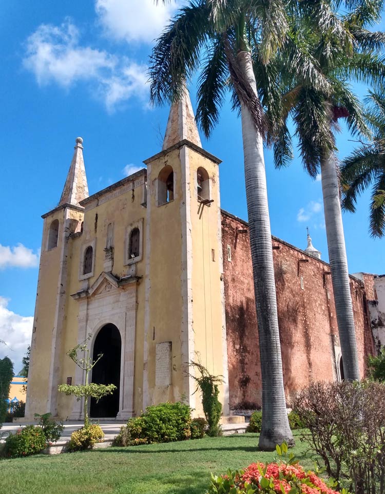 Vista general de la Iglesia de Santa Ana, en Mérida (México).