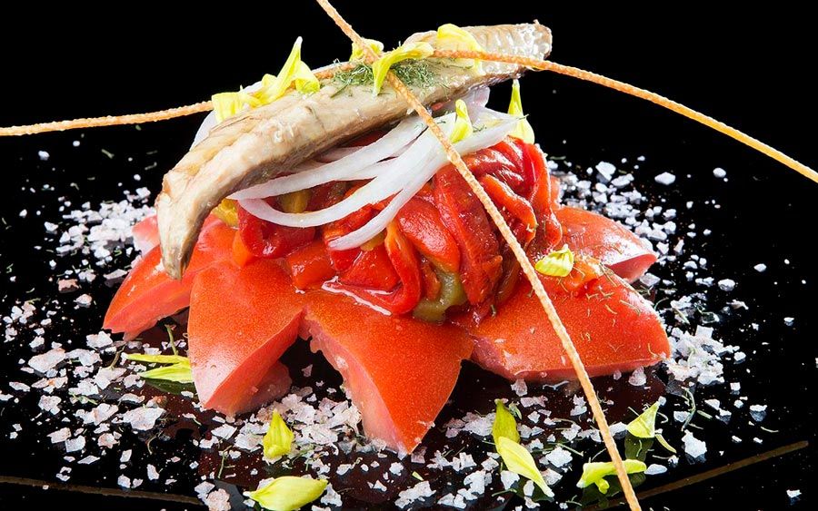 Plato de ensalada de tomate con atún de Casa Francisco en Conil