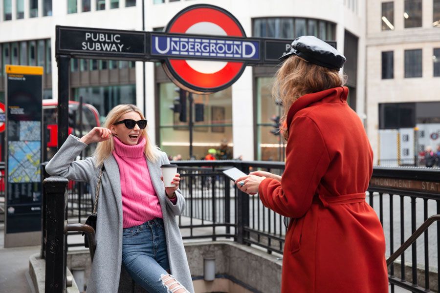 dos chicas con el móvil en el metro de Londres
