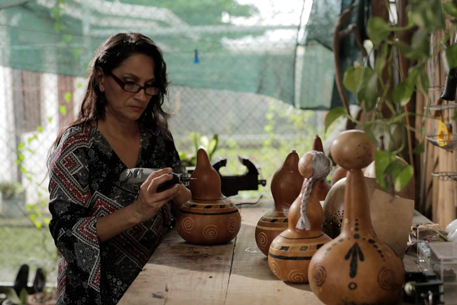Ruth Guevara, artesana de La Choreja, en la Península de Nicoya. 