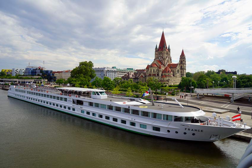 Un barco navega por el Danubio a la altura de Viena.