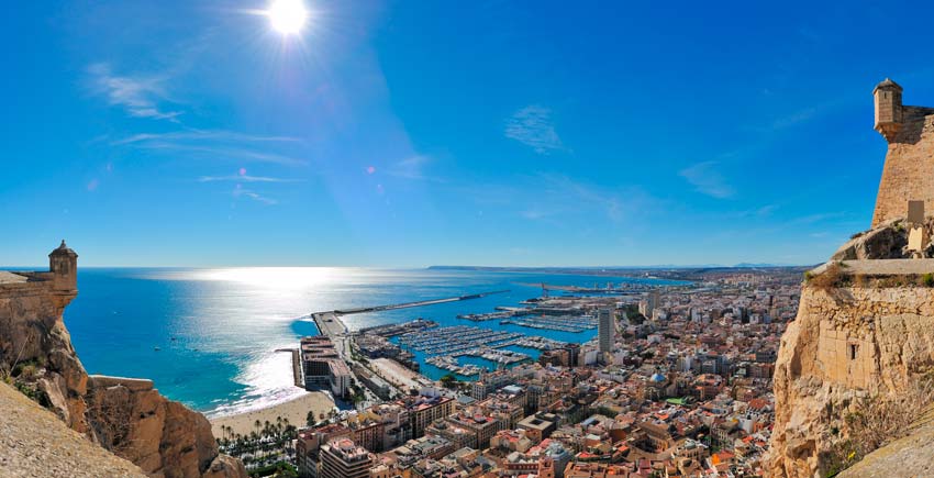Vista panorámica de Alicante desde el castillo de Santa Bárbara.
