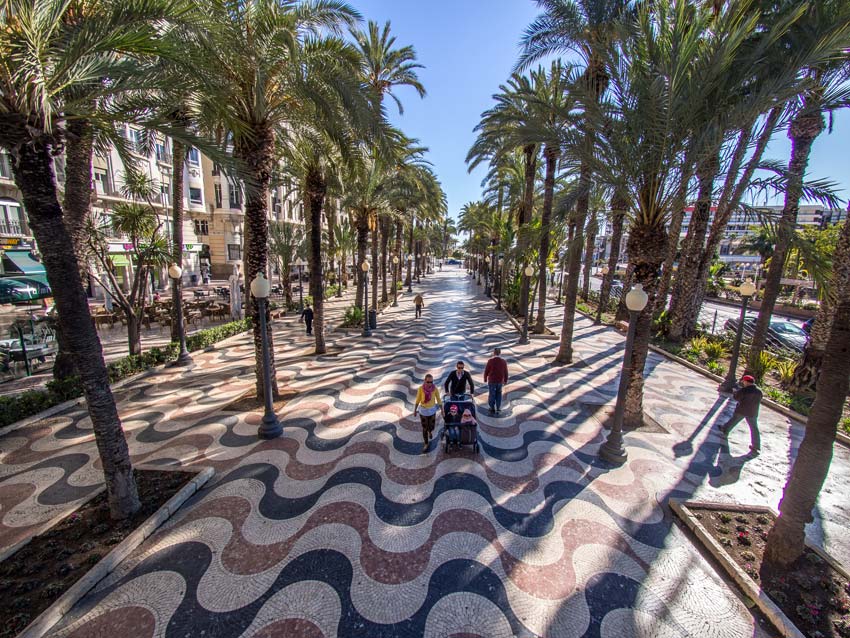 Paseo de la Explanada de España, en Alicante.