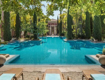zona de piscina del hotel Anantara Villa Padierna en Marbella