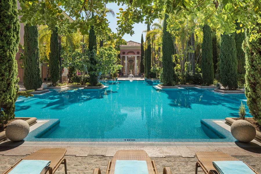 zona de piscina del hotel Anantara Villa Padierna en Marbella