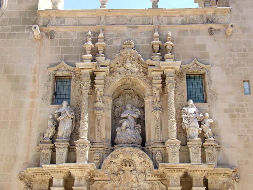 Portada de la Basílica de Santa María, en Alicante.