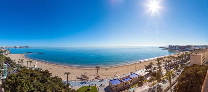 Vista panorámica de la playa del Postiguet, uno de los lugares que ver en Alicante