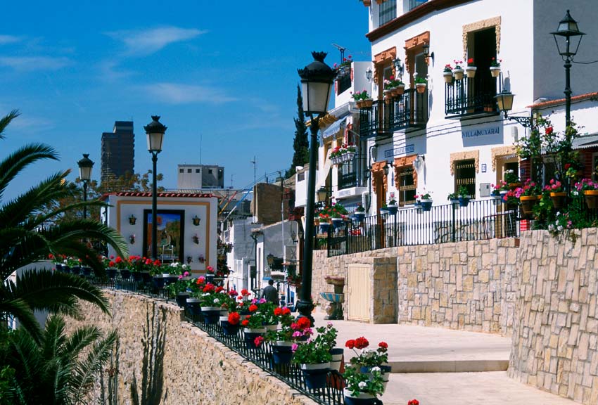 Casas blancas y flores del Barrio de Santa Cruz de Alicante